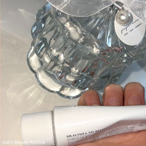 2026 뷰티 트렌드 고효능 미니멀리즘을 상징하는 깨끗한 스킨케어 제품 사진