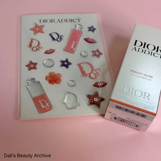 버릴 수 없을 만큼 감각적인 디올 피치 글로우의 패키지 상자와 보틀 사진