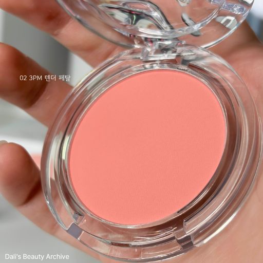 코랄 색상에 핑크 한 스푼을 추가한 루미르 02 텐더 페탈 블러셔