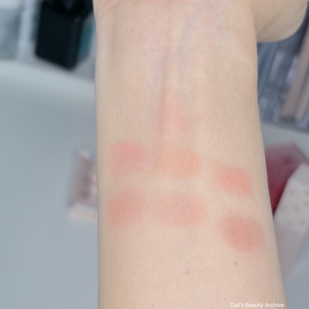 데이지크 섀도우 팔레트 코랄 코티지 팔목 발색 샷 