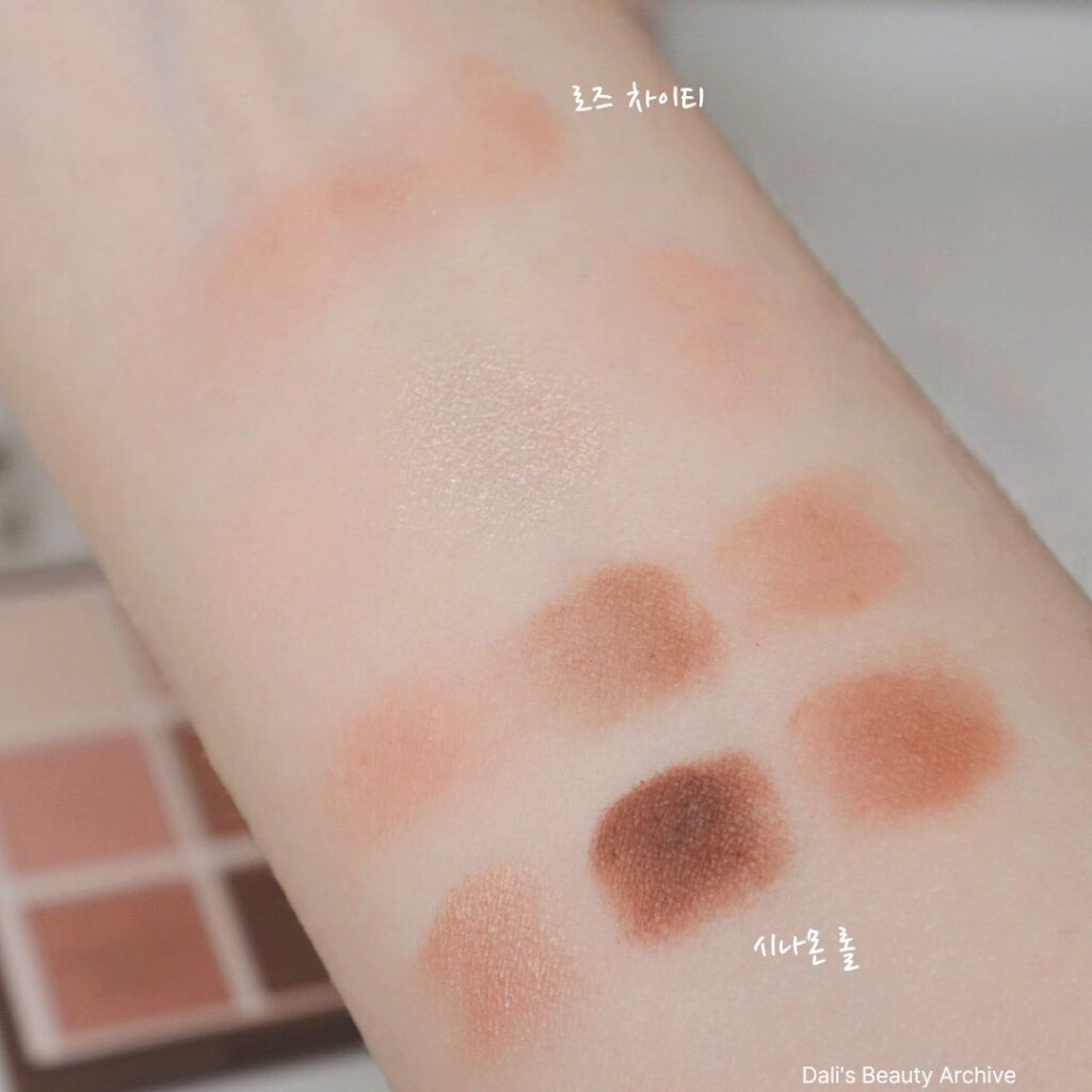 홀리카홀리카 아이섀도우 시나몬 롤 팔목 발색 사진 