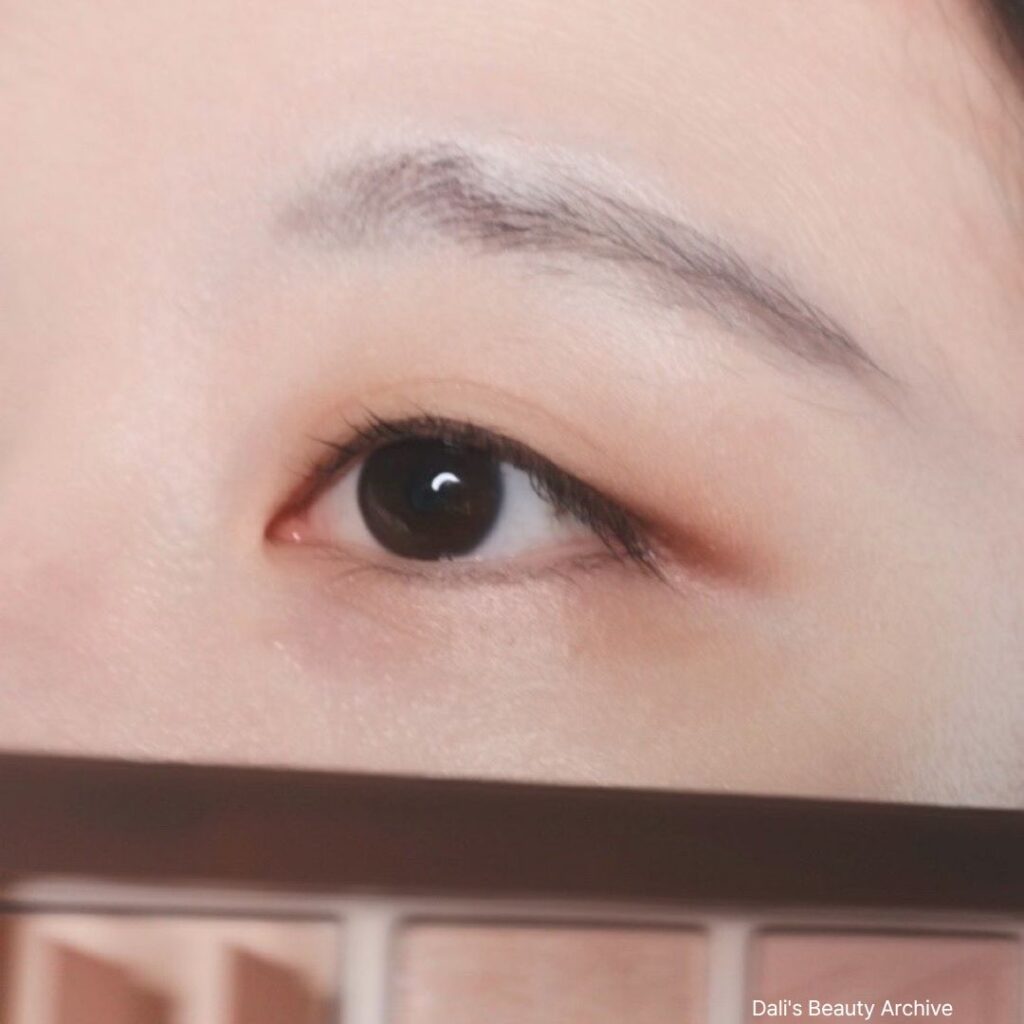 홀리카홀리카 아이섀도우 시나몬 롤 발색 사진 및 리뷰