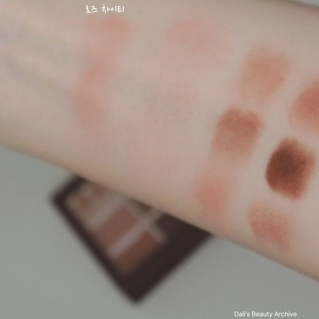 홀리카홀리카 아이섀도우 시나몬 롤 팔목 발색 사진과 로즈 차이티 리뷰 